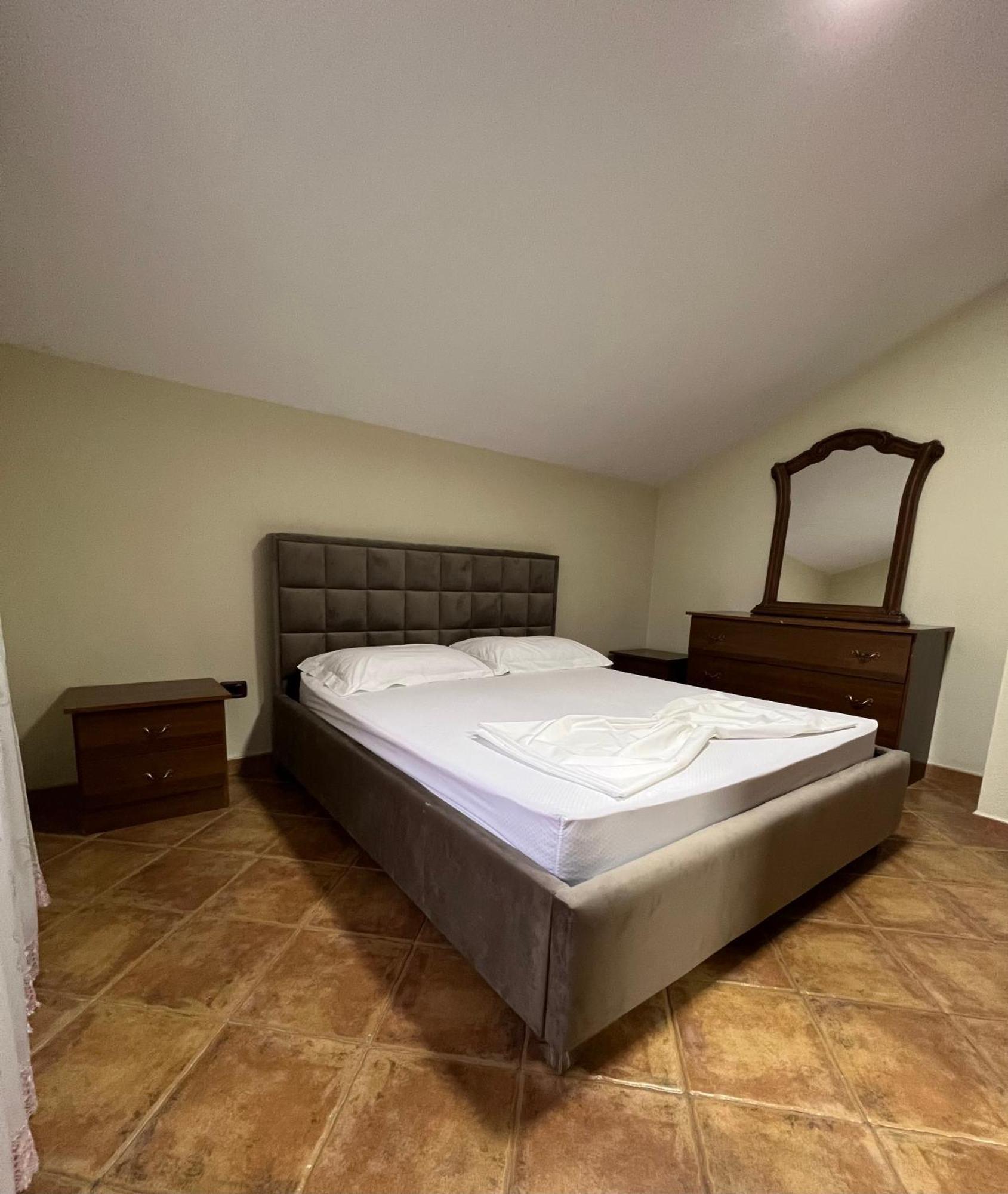 Villa Sokoli, Enjoy Sunset At This Spacious Apartment 티라나 외부 사진