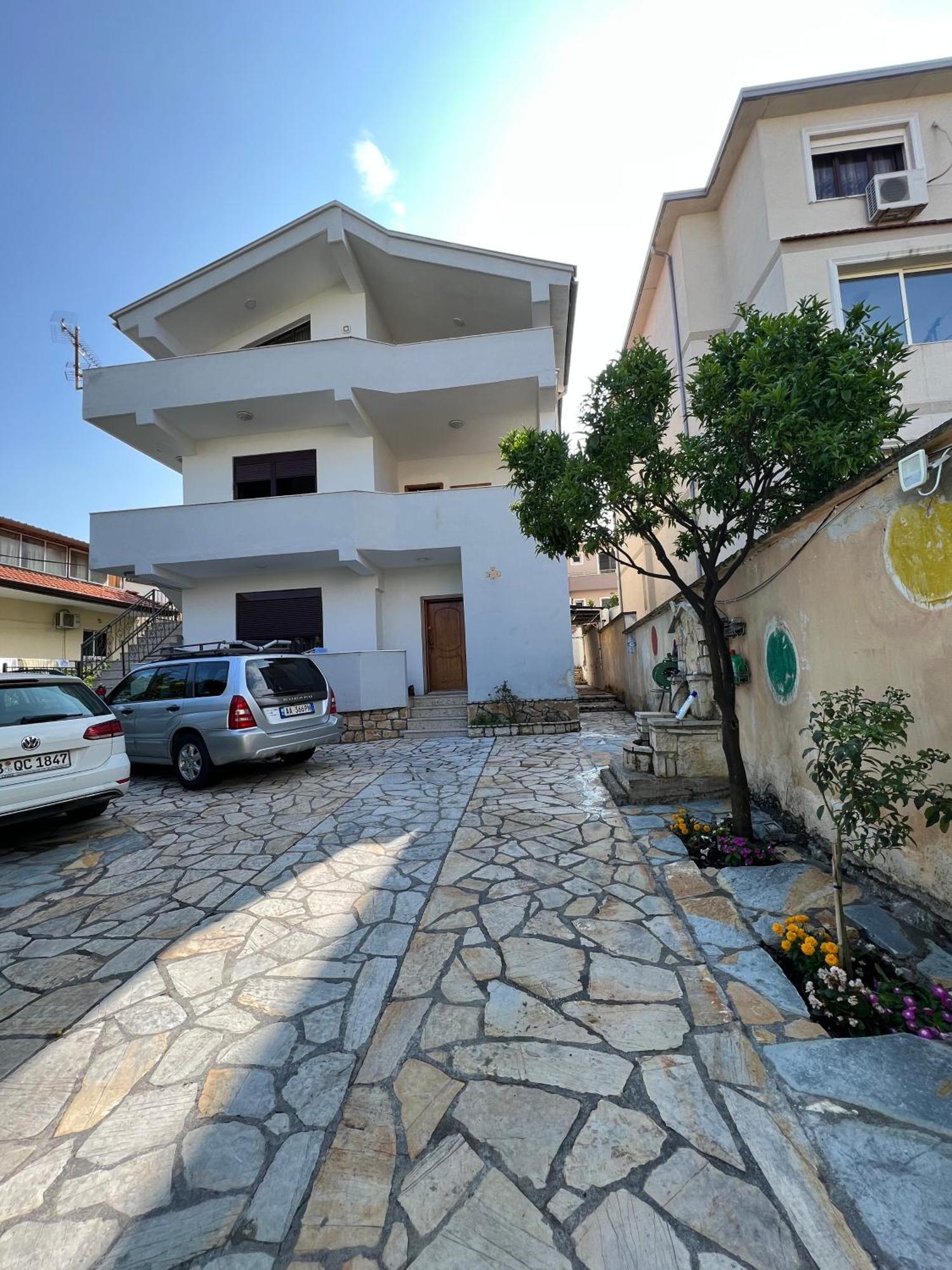 Villa Sokoli, Enjoy Sunset At This Spacious Apartment 티라나 외부 사진